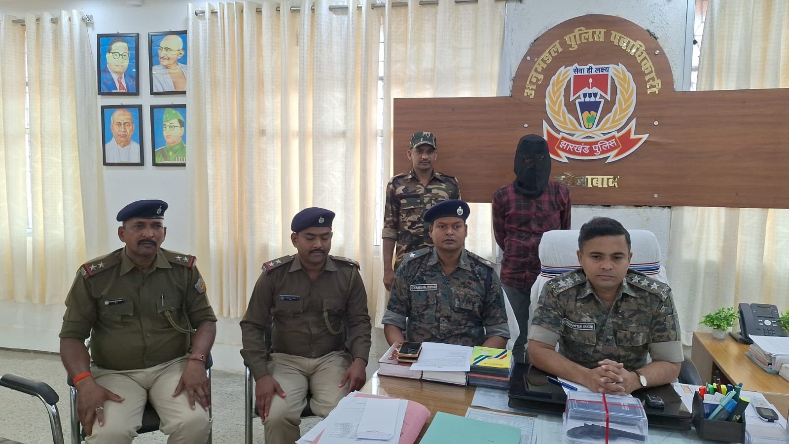 जपला स्टेशन रोड पर होटल में पुलिस की छापेमारी, देसी कट्टा और जिंदा गोली के साथ संचालक गिरफ्तार |